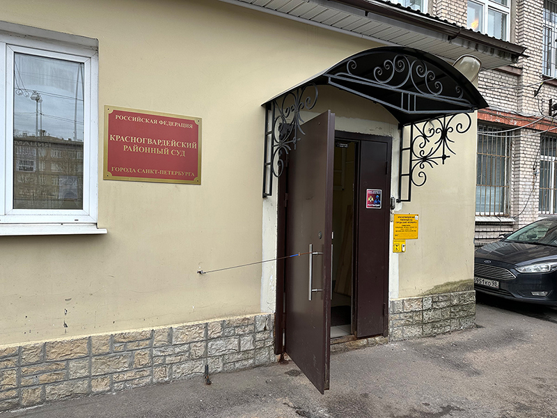 Суд разделил детей между родителями, оставив сына с отцом